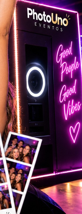 Plataforma de video 360 grados en fiesta elegante con invitados bailando